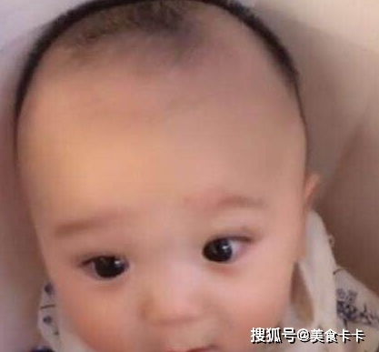 宝妈带宝宝去剃头,宝宝看到自己头发没了,表情很委屈,太可爱了